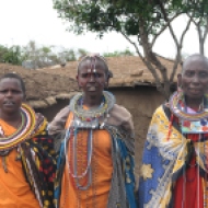 Keenia: Värvilised maasailannad piduehtes Maasai Mara külas nimega Enkereri, 2009.