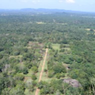 Sri Lanka: Sigiriya kalju otsast alla vihmametsale vaadates. Ei ole drooniga tehtud :), 2006.
