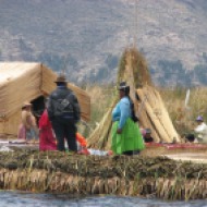 Peruu: Urose indiaanlased oma totora roost valmistatud kodusaarel 3812 m kõrgusel Titicaca järvel, 2007.
